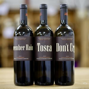 je eine Flasche: November Rain - Chardonnay - Tosca - Grauburgunder - Don't Cry - Sauvignon blanc at WineLoft.